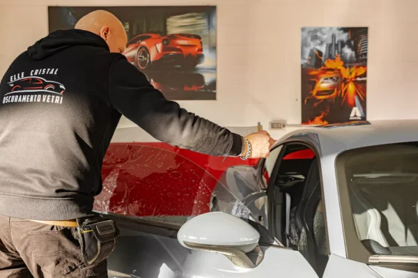 Le pellicole oscuranti migliorano la resistenza del vetro, contribuendo alla sicurezza del veicolo